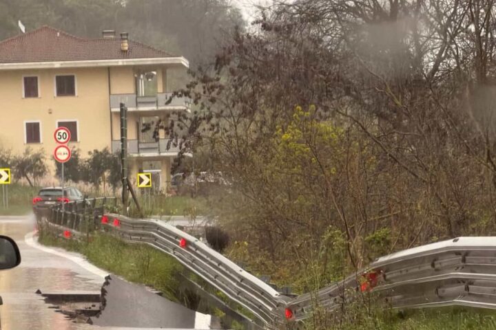 Maltempo, cede un tratto della statale 150 tra Castelnuovo e Val Vomano