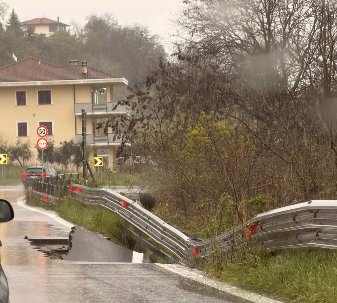 Maltempo, cede un tratto della statale 150 tra Castelnuovo e Val Vomano