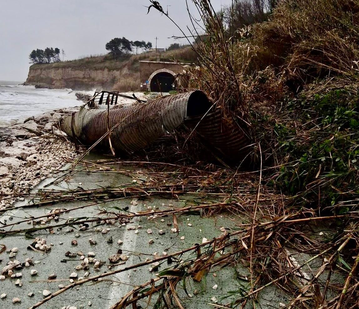 FRANA SULLAPISTA CICLABILE ACQUABELLA