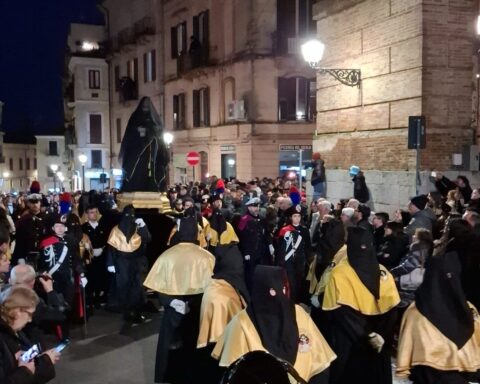 UN MOMENTO DELLA PROCESSIONE DEL VENERDì SANTO DI CHIETI