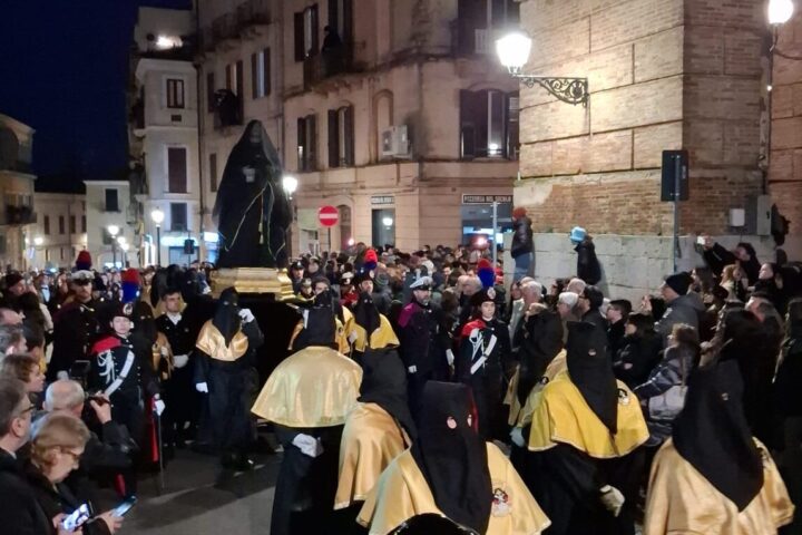 UN MOMENTO DELLA PROCESSIONE DEL VENERDì SANTO DI CHIETI