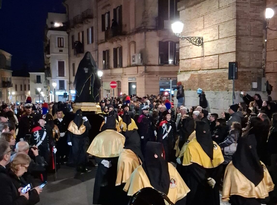 UN MOMENTO DELLA PROCESSIONE DEL VENERDì SANTO DI CHIETI