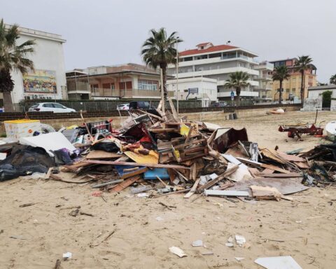 i rifiuti depositati su un tratto del lungomare tosti a francavilla