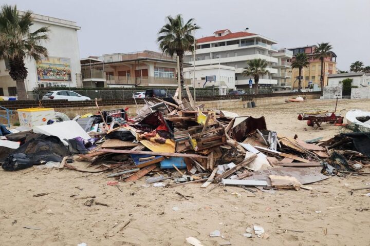i rifiuti depositati su un tratto del lungomare tosti a francavilla