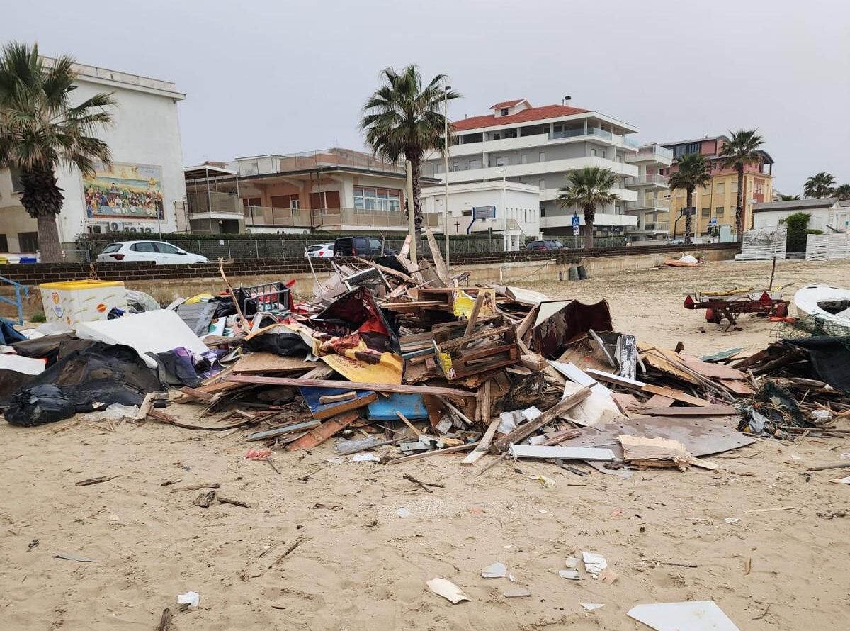 i rifiuti depositati su un tratto del lungomare tosti a francavilla