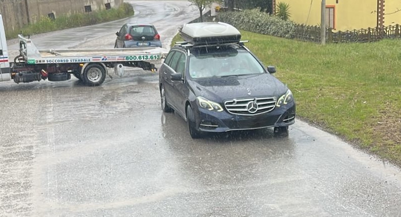 Città Sant'Angelo, la pioggia apre buche nell'asfalto: decine di vetture con gomme forate sulla Lungofino