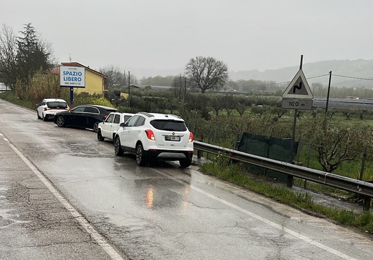 Città Sant'Angelo, la pioggia apre buche nell'asfalto: decine di vetture con gomme forate sulla Lungofino