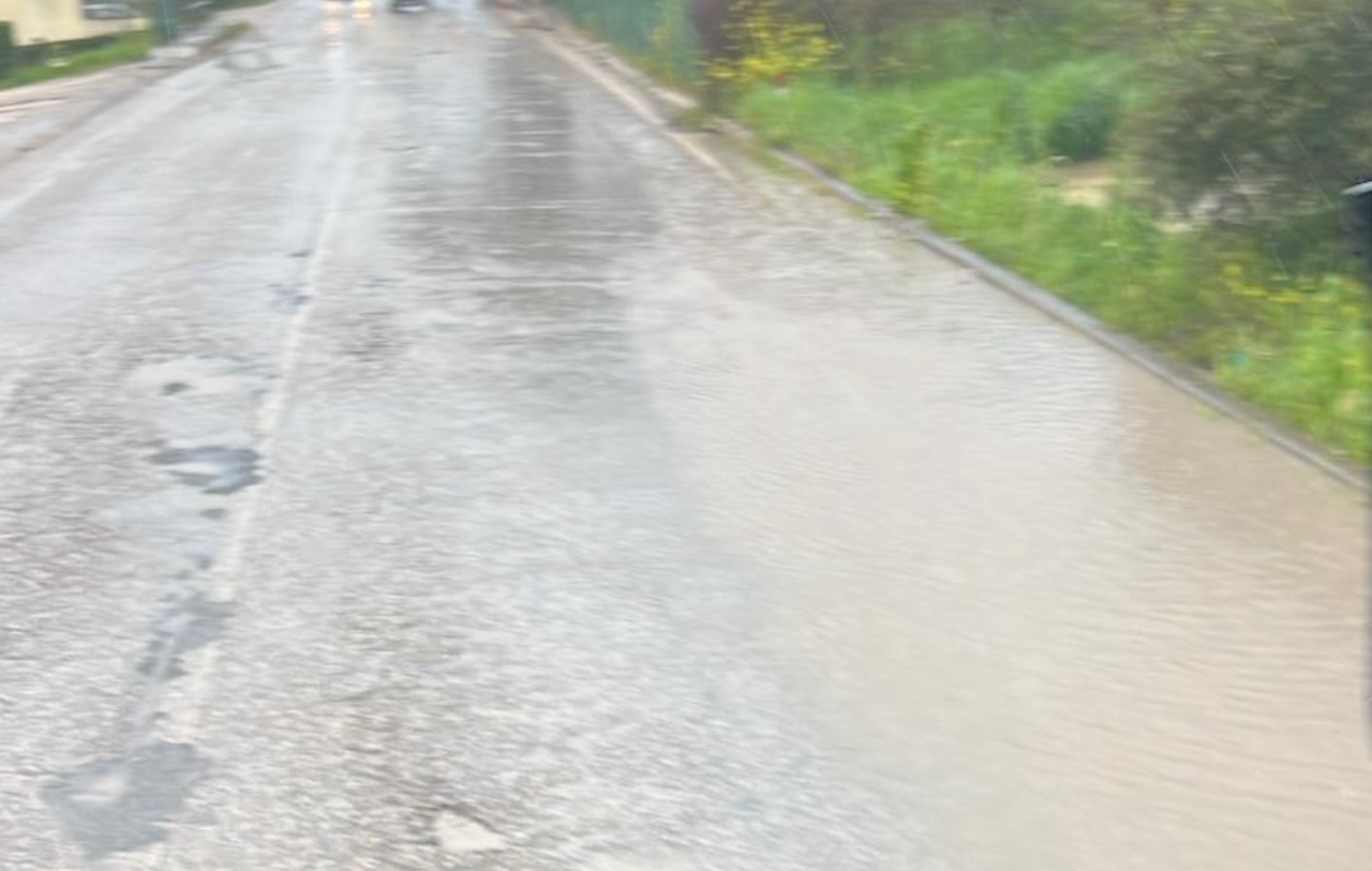 Città Sant'Angelo, la pioggia apre buche nell'asfalto: decine di vetture con gomme forate sulla Lungofino