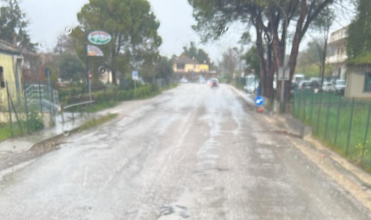 Città Sant'Angelo, la pioggia apre buche nell'asfalto: decine di vetture con gomme forate sulla Lungofino