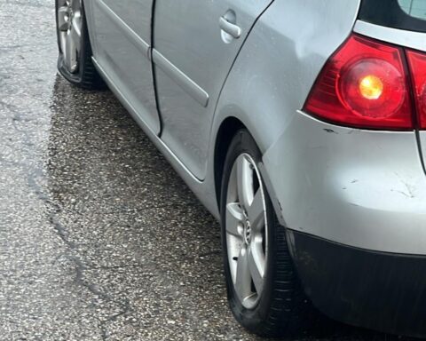 Città Sant'Angelo, la pioggia apre buche nell'asfalto: decine di vetture con gomme forate sulla Lungofino