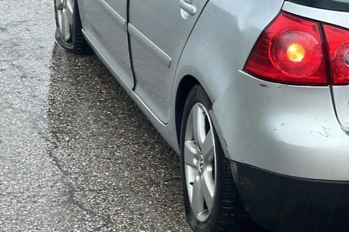 Città Sant'Angelo, la pioggia apre buche nell'asfalto: decine di vetture con gomme forate sulla Lungofino