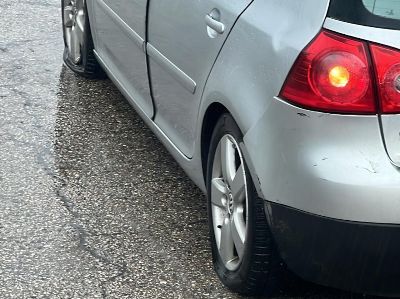 Città Sant'Angelo, la pioggia apre buche nell'asfalto: decine di vetture con gomme forate sulla Lungofino