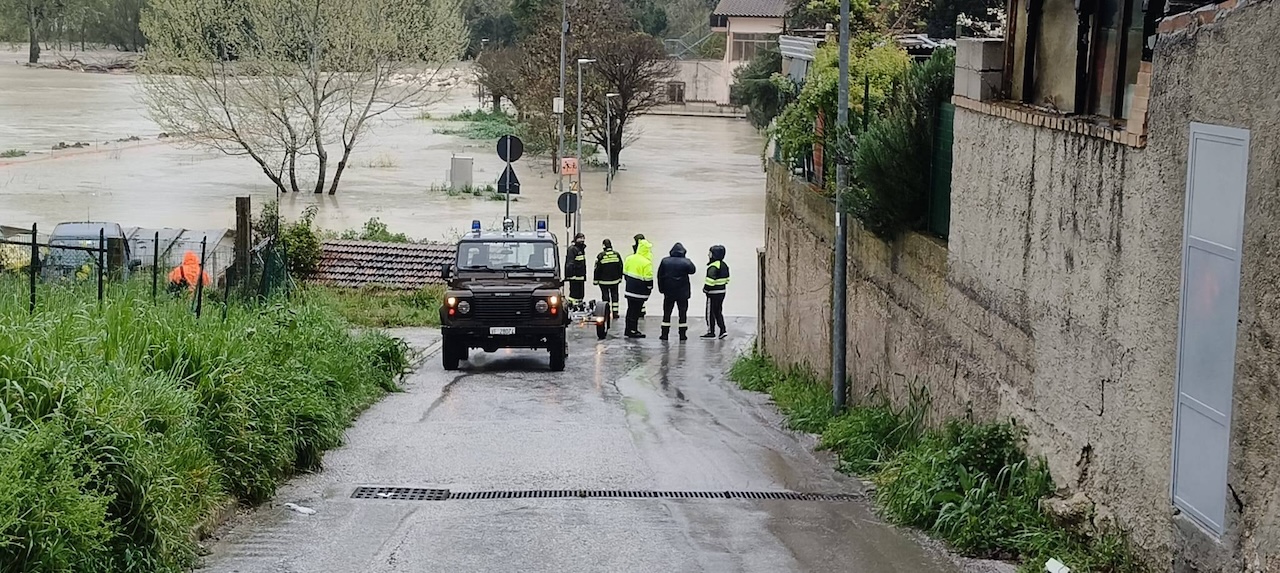 Abitazioni evacuate a Santa Teresa di Spoltore: il fiume Pescara supera i livelli di allarme e invade via Arno e via Mincio