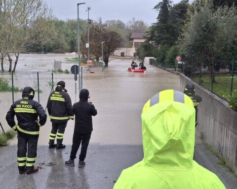 Abitazioni evacuate a Santa Teresa di Spoltore: il fiume Pescara supera i livelli di allarme e invade via Arno e via Mincio