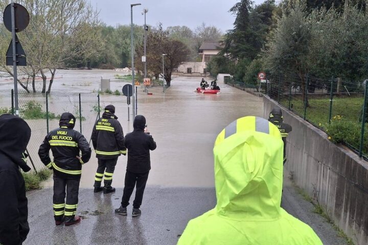 Abitazioni evacuate a Santa Teresa di Spoltore: il fiume Pescara supera i livelli di allarme e invade via Arno e via Mincio