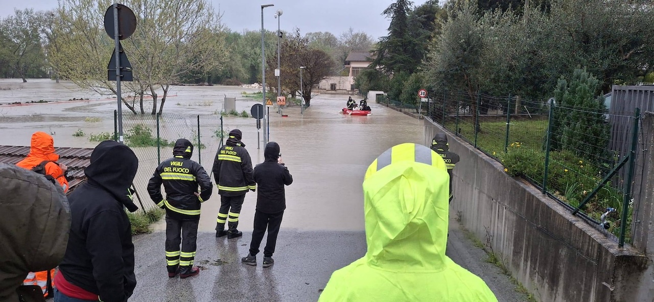 Abitazioni evacuate a Santa Teresa di Spoltore: il fiume Pescara supera i livelli di allarme e invade via Arno e via Mincio