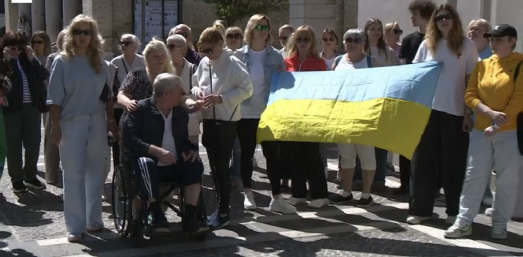 Flash mob ucraini a Pineto municipio