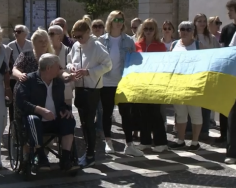 Flash mob ucraini a Pineto municipio