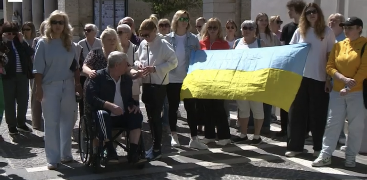 Flash mob ucraini a Pineto municipio