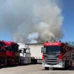 Pescara, fiamme in via Raiale: a fuoco un capannone accanto all'ex cementificio