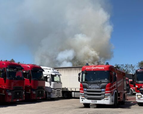 Pescara, fiamme in via Raiale: a fuoco un capannone accanto all'ex cementificio