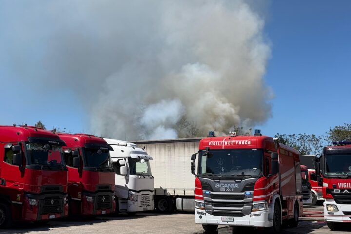 Pescara, fiamme in via Raiale: a fuoco un capannone accanto all'ex cementificio