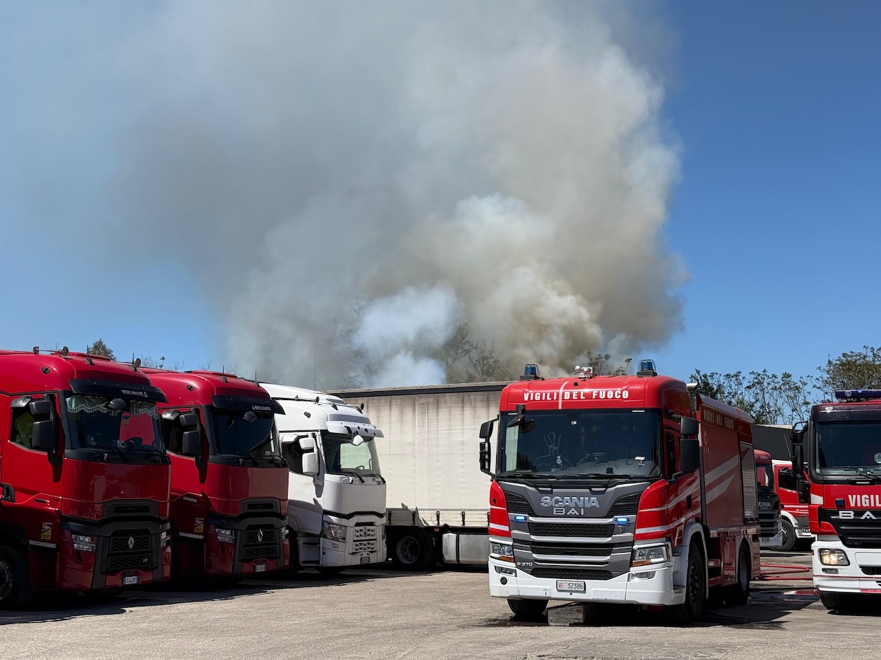 Pescara, fiamme in via Raiale: a fuoco un capannone accanto all'ex cementificio