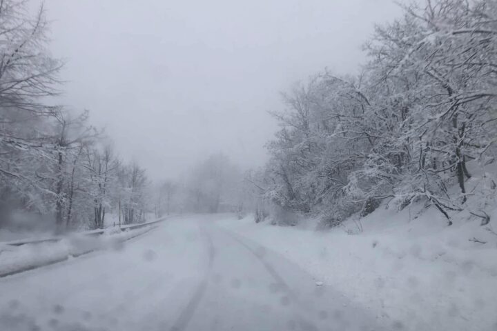neve su strada a caramanico