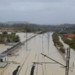 Straripa l'Osento, ferrovia bloccata