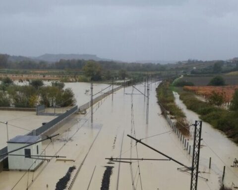 Straripa l'Osento, ferrovia bloccata