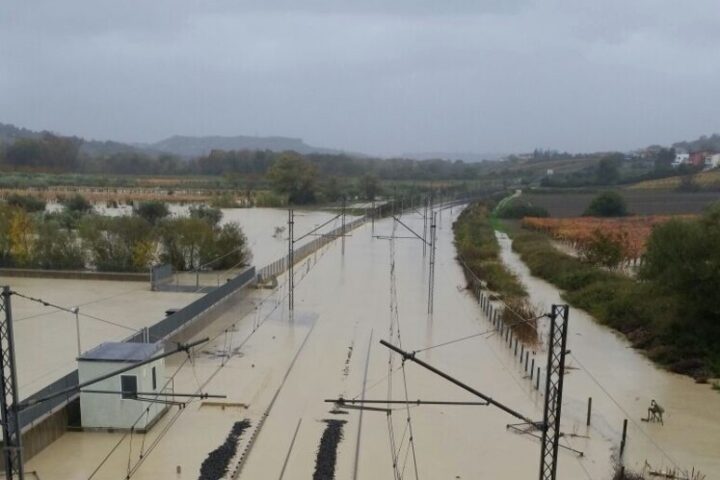 Straripa l'Osento, ferrovia bloccata