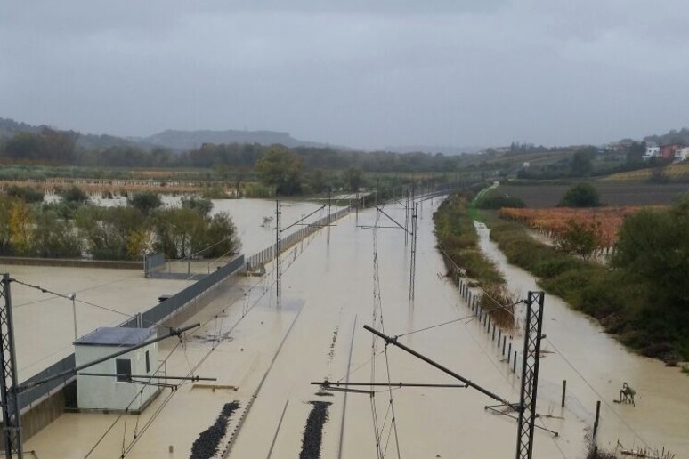 Straripa l'Osento, ferrovia bloccata