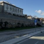 Il parcheggio sul mare a San Vito Chietino, inutilizzato fuori dalla stagione estiva