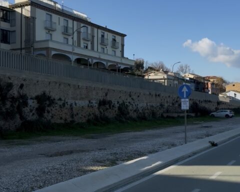 Il parcheggio sul mare a San Vito Chietino, inutilizzato fuori dalla stagione estiva