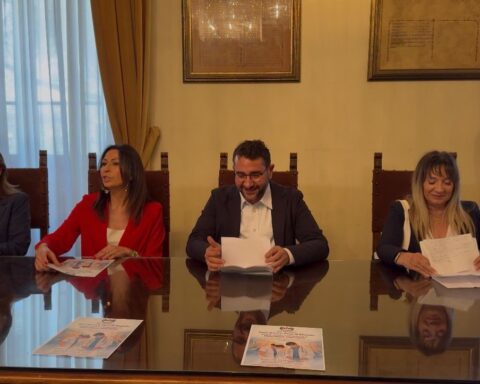 Pescara marcia contro la violenza sul personale sanitario: «Lavoriamo con la paura, ora basta»