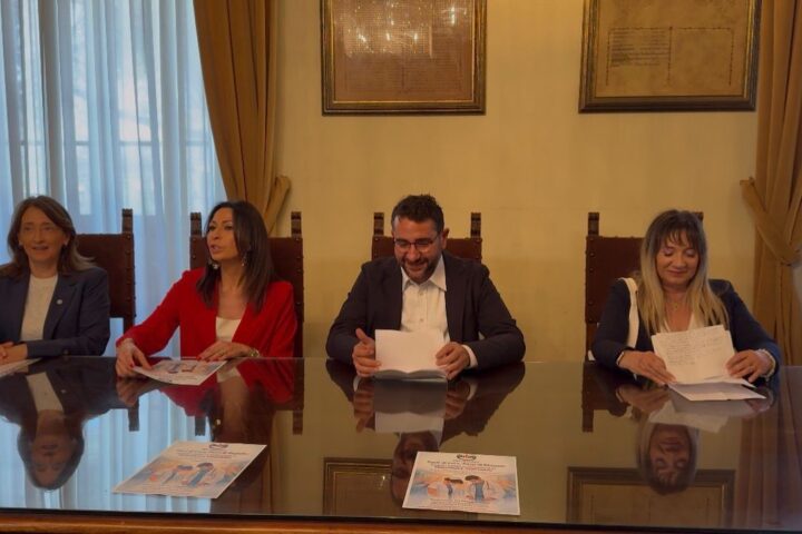 Pescara marcia contro la violenza sul personale sanitario: «Lavoriamo con la paura, ora basta»