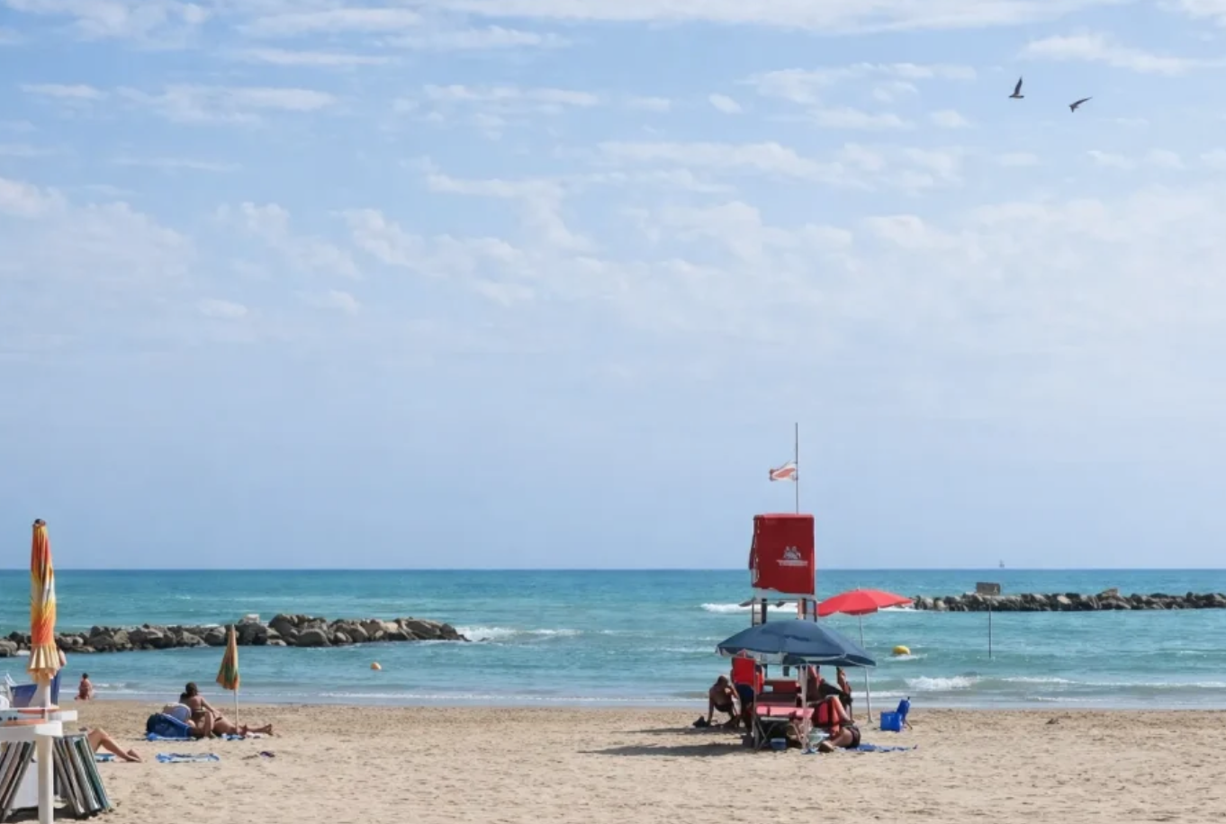 Spiagge libere, l’associazione Mare Libero lancia l’allarme: la fusione dei Comuni potrebbe portare a una riduzione delle spiagge libere