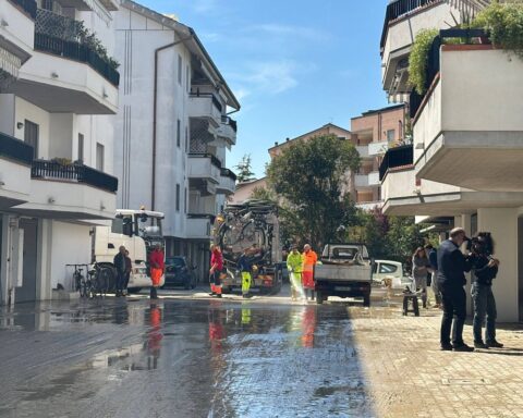 Spoltore, iniziate le operazioni di pulizia in via Arno: i residenti possono tornare a casa