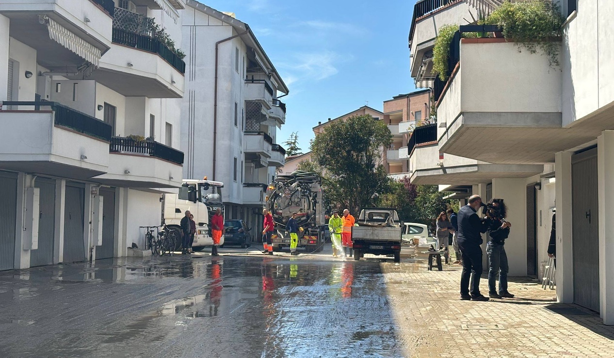 Spoltore, iniziate le operazioni di pulizia in via Arno: i residenti possono tornare a casa