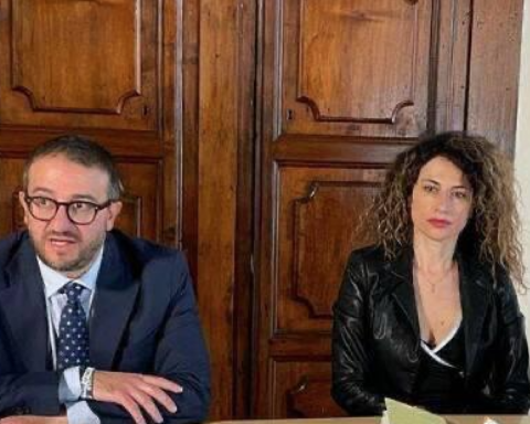 Il sindaco dell’Aquila Pierluigi Biondi e l’assessore Manuela Tursini