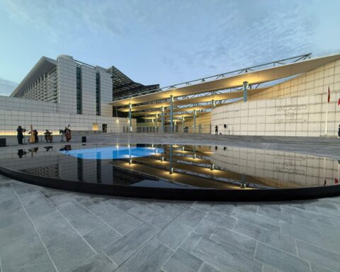 Pescara riabbraccia la Fontana di Ettore Spalletti: inaugurata l’opera restaurata davanti al Palazzo di Giustizia. Masci: “Abbiamo restituito dignità e valore a un simbolo della città”.