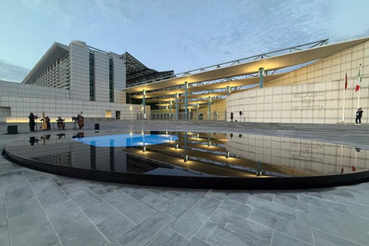 Pescara riabbraccia la Fontana di Ettore Spalletti: inaugurata l’opera restaurata davanti al Palazzo di Giustizia. Masci: “Abbiamo restituito dignità e valore a un simbolo della città”.