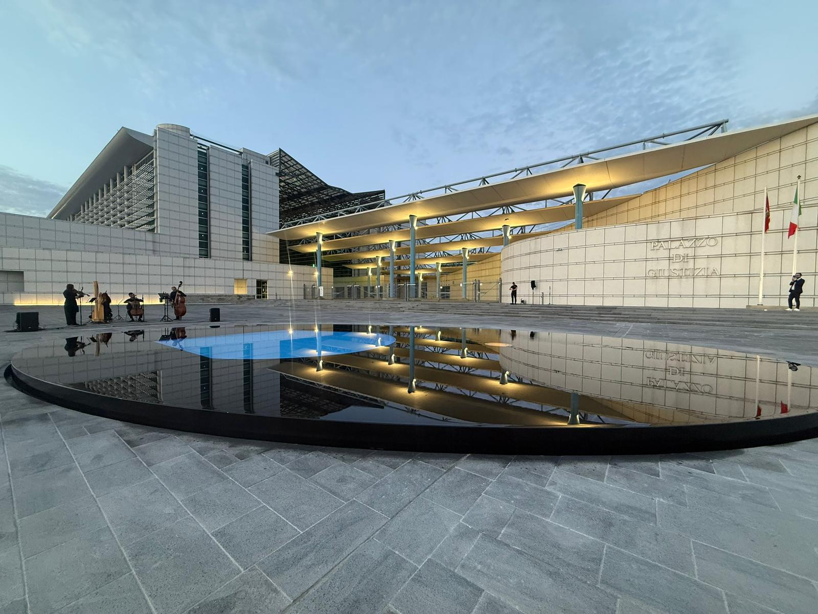 Pescara riabbraccia la Fontana di Ettore Spalletti: inaugurata l’opera restaurata davanti al Palazzo di Giustizia. Masci: “Abbiamo restituito dignità e valore a un simbolo della città”.