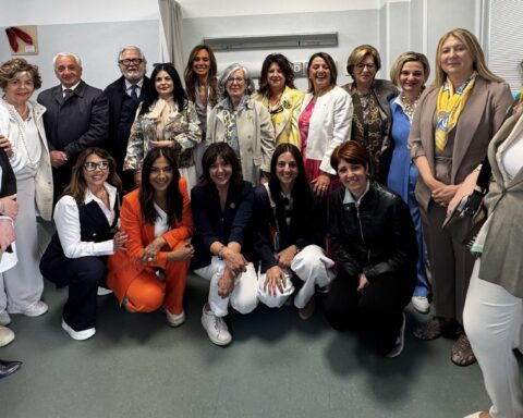 Il personale del pronto soccorso del Mazzini di Teramo all’inaugurazione della stanza rosa