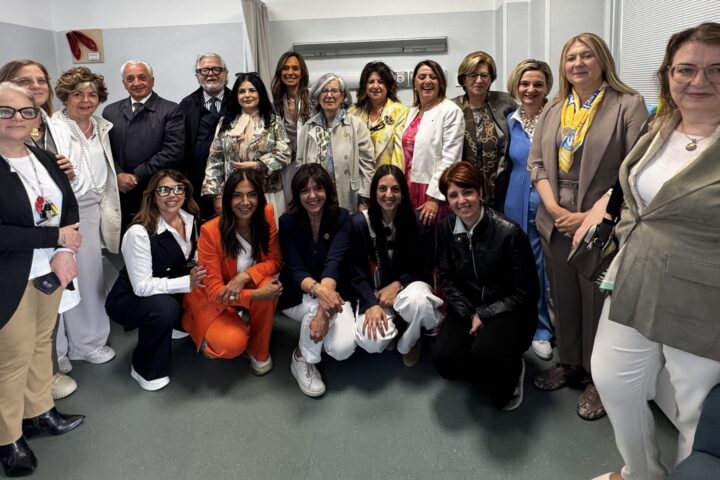 Il personale del pronto soccorso del Mazzini di Teramo all’inaugurazione della stanza rosa