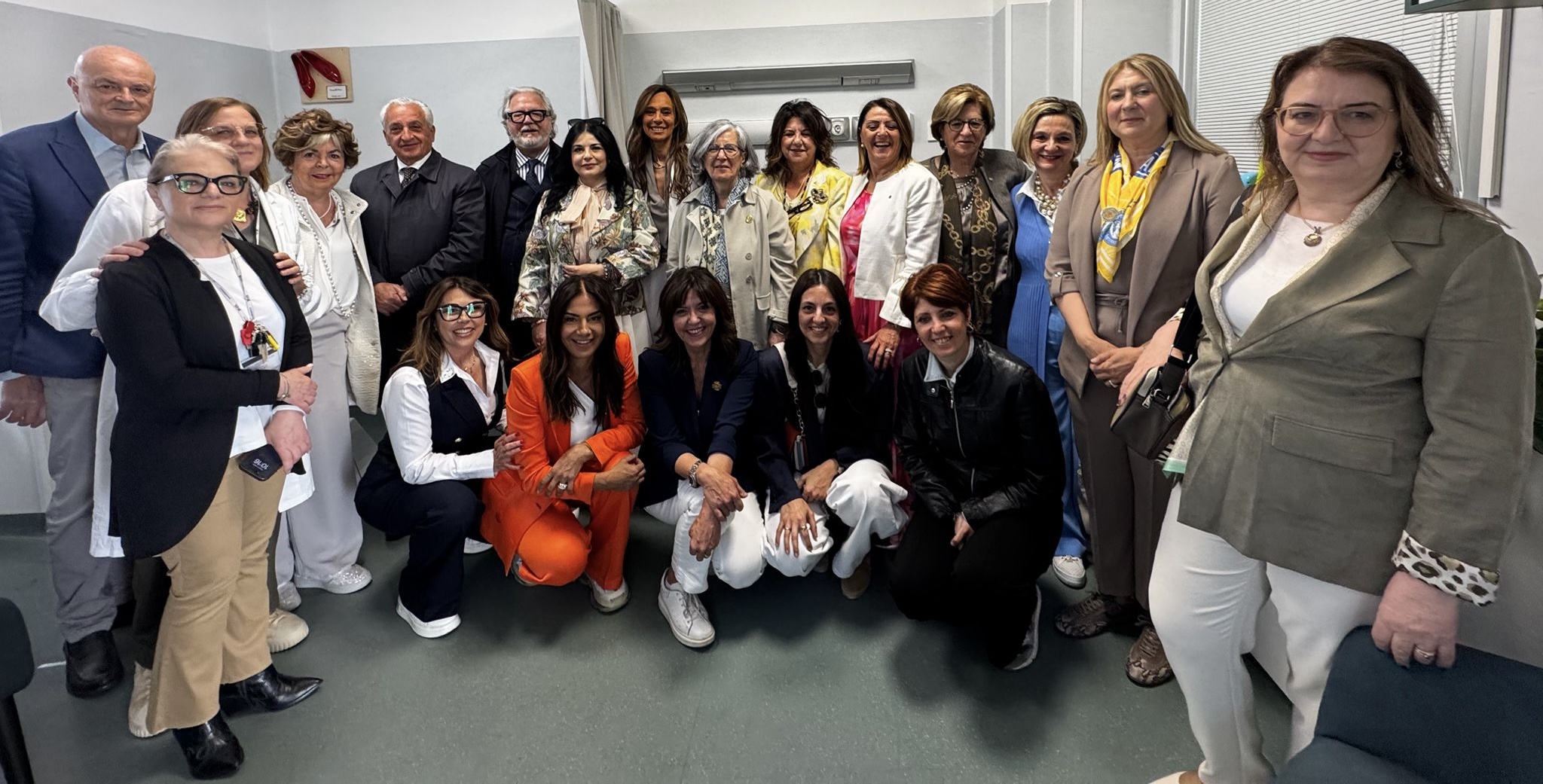 Il personale del pronto soccorso del Mazzini di Teramo all’inaugurazione della stanza rosa