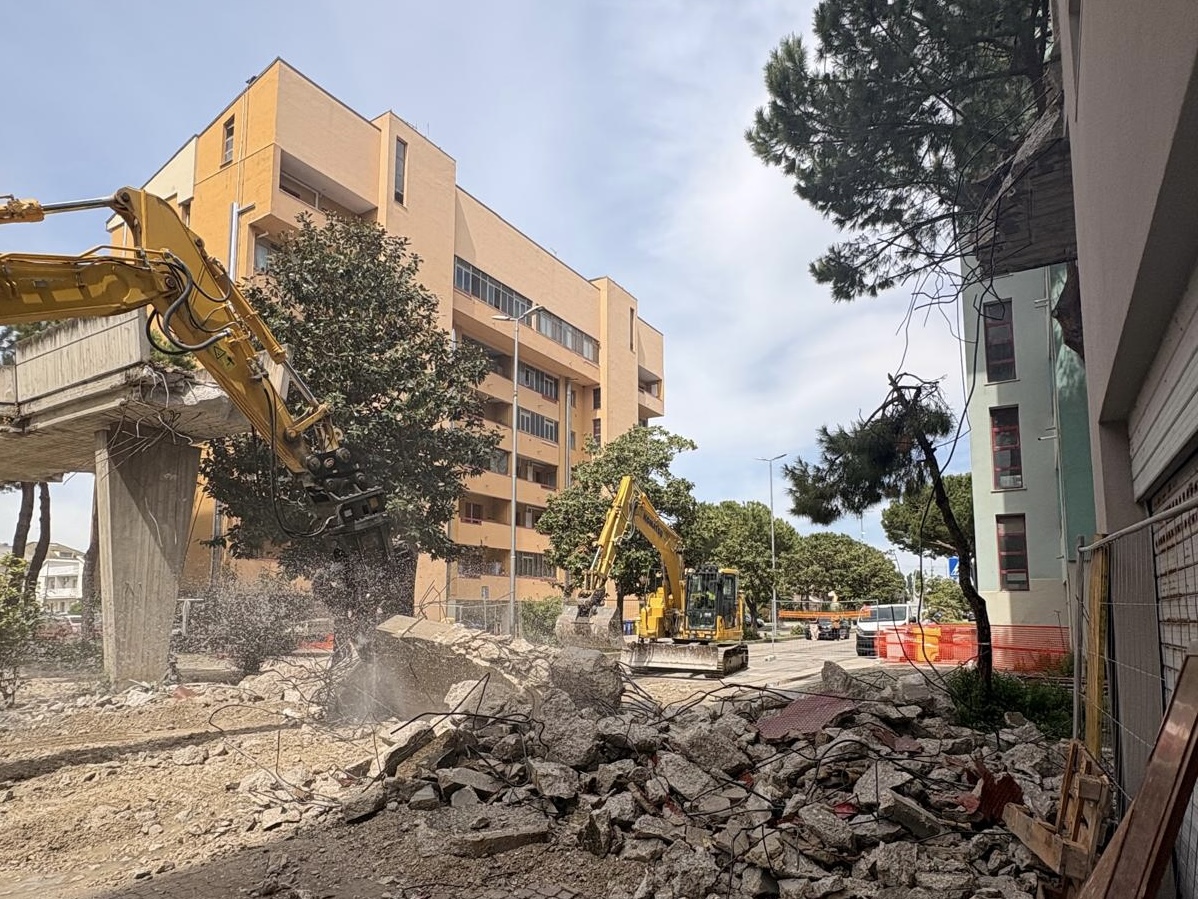 Le passerelle di via Di Vittorio che vengono demolite