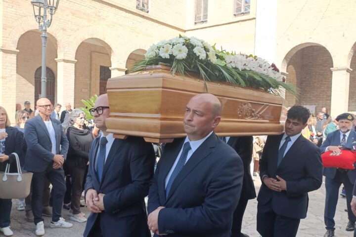 Il feretro di Sandro Galantini