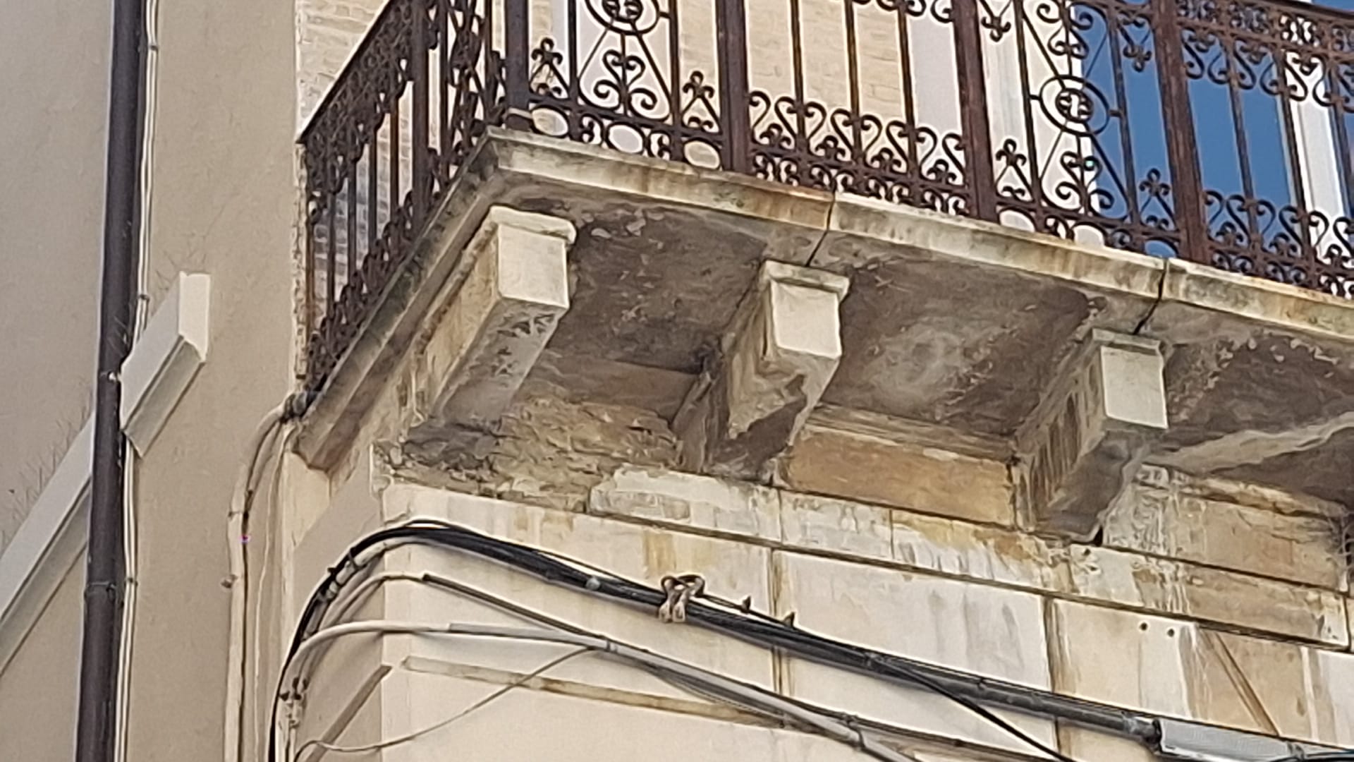 cornicioni_crollati
