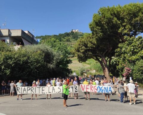 Sit in di protesta a Silvi Paese per la riapertura della strada provinciale 29 b